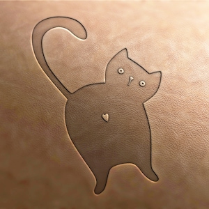 Könnte beinhalten: Eine hellbraune Lederoberfläche mit einem stilisierten Katzendesign. Die Katze ist in einem dunkleren Braunton umrandet und hat einen herzförmigen Schwanz und ein Herz auf der Brust. Die Katze hat große, runde Augen und eine kleine Nase.