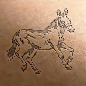 Pode incluir: Um desenho de linha de um burro em um fundo de couro marrom.