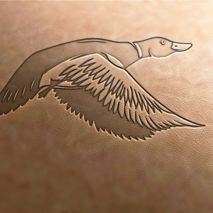 Peut inclure: Un dessin au trait détaillé d'un canard en vol, les ailes déployées. Le canard est représenté dans un style minimaliste, mettant l'accent sur sa forme et son mouvement. Le dessin est réalisé en brun foncé sur un fond brun clair.
