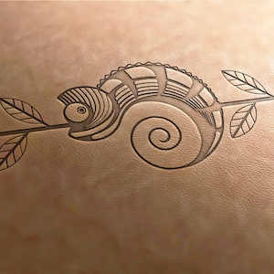 Könnte beinhalten: Eine schwarze Linienzeichnung eines Chamäleons, das sich auf einem Ast mit Blättern zusammenrollt. Das Chamäleon ist mit einem spiralförmigen Schwanz und einem detaillierten Muster auf seinem Körper stilisiert.