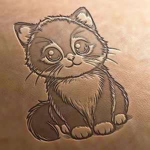 Può includere: Un gattino di cartone animato marrone e bianco con occhi grandi e un'espressione dolce. Il gattino è seduto su una superficie di pelle marrone chiaro.