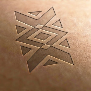 Peut inclure: Un motif géométrique de couleur marron est gaufré sur une surface en cuir brun clair.