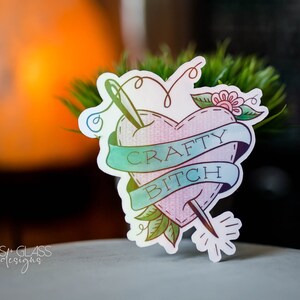 Pegatinas ~ Pegatinas de Crafty Bitch ~ Estilo de tatuaje de la vieja escuela Corazón Bordado de costura creativo ~ Ilustraciones originales ~ Holográfico impermeable