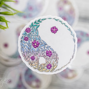 ステッカー ~ 花柄の陰陽ステッカー ~ バランス ~ 虹色のグラデーションの陰陽 ~ 緑の花柄 ~ オリジナルイラスト ~ 防水ホログラフィック