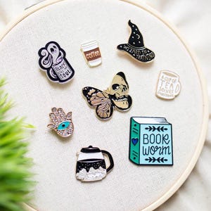 Organizador de agujas magnético ~ Tetera para café, té y café ~ Hamsa Witchy ~ Amuleto de esmalte para guardar agujas ~ Bordado/Punto de cruz ~ Cubierta con puntos de diamante