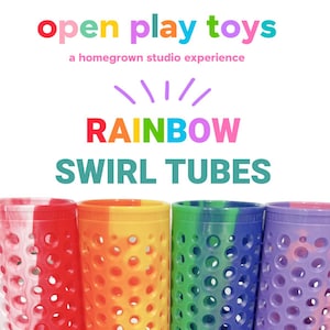 Op de afbeelding: Vier kleurrijke wervelbuizen in rood, oranje, groen en paars. Elke buis heeft een cilindrische vorm met gelijkmatig verdeelde gaten. De tekst "open play toys" en "RAINBOW SWIRL TUBES" wordt boven de buizen weergegeven.