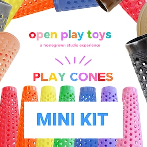 Puede incluir: Conos de juego coloridos en varios tonos, incluyendo rojo, naranja, amarillo, verde, azul y morado. La imagen presenta el texto "open play toys" y "PLAY CONES MINI KIT".