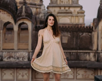 Minivestido bohemio con espalda descubierta, estampado tribal, estilo veraniego chic.