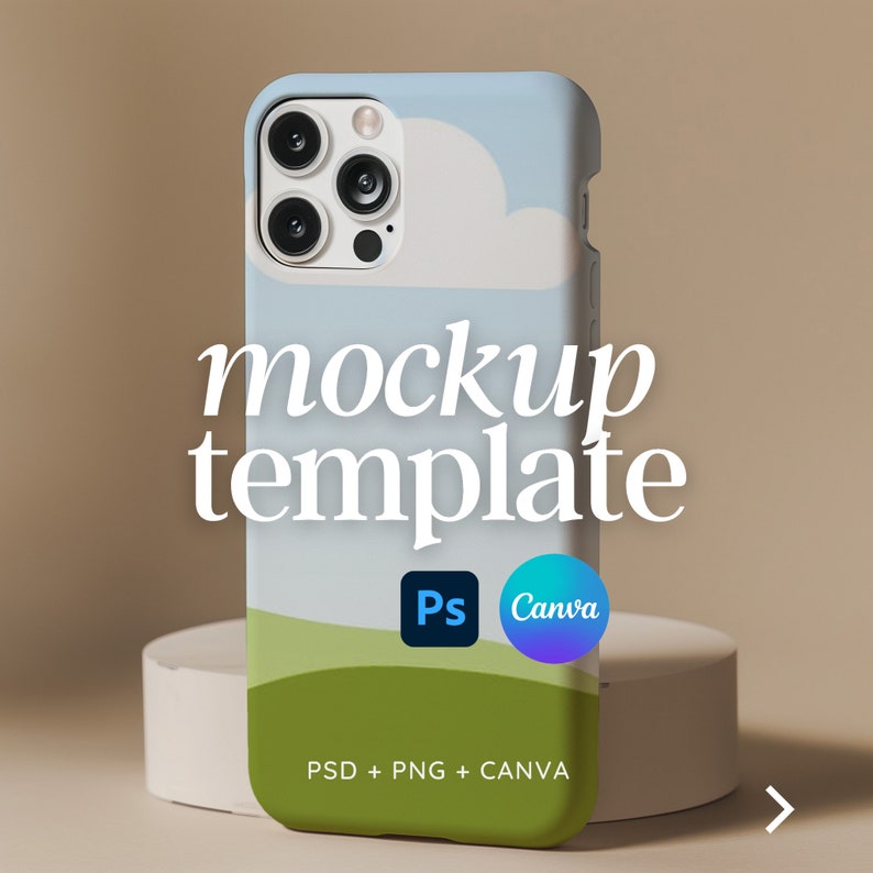 Pu&ograve; includere: Una custodia per telefono blu e verde con un design a nuvole e colline. La custodia ha un testo di modello di mockup e loghi per Photoshop e Canva. Il testo "PSD + PNG + CANVA" &egrave; anche sulla custodia.