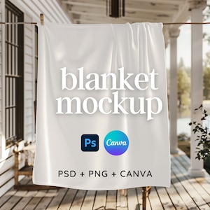 Puede incluir: Una maqueta de manta blanca colgada de una cuerda para tender la ropa con el texto "blanket mockup" y "PSD + PNG + CANVA" impreso en ella. Los logotipos "Ps" y "Canva" también son visibles.