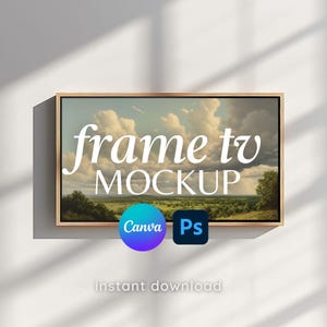 Puede incluir: Una maqueta de una imagen enmarcada con una escena de paisaje. El marco es de madera marrón claro y la imagen es de un cielo nublado sobre un campo verde. El texto "frame tv MOCKUP" está escrito en blanco en la imagen. El texto "Canva" y "Ps" está escrito en blanco sobre círculos azules y morados debajo de la imagen.