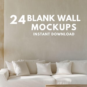 Puede incluir: Una escena interior de tonos neutros con un sofá blanco y varios cojines blancos. El texto "24 BLANK WALL MOCKUPS INSTANT DOWNLOAD" se muestra en blanco, lo que sugiere un producto digital para maquetas de diseño de interiores.