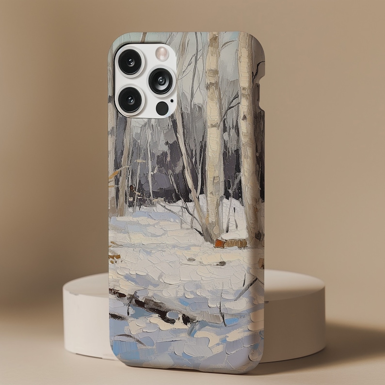 Pu&ograve; includere: Una custodia bianca per iPhone con un dipinto di una scena di bosco innevato. Il dipinto presenta alberi alti e sottili con corteccia bianca e un terreno innevato.