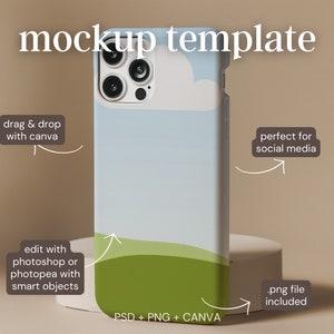 Pu&ograve; includere: Modello di mockup di una custodia per telefono bianca con un design di cielo blu e nuvole bianche. La custodia ha un design di campo verde nella parte inferiore. Il testo "PSD + PNG + CANVA" &egrave; nella parte inferiore della custodia.