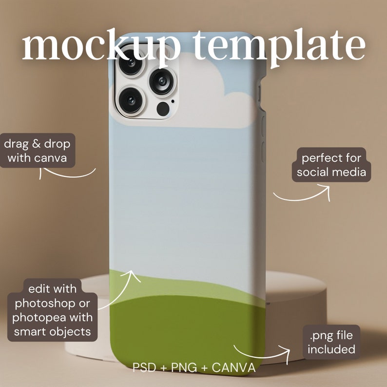 Pu&ograve; includere: Modello di mockup di una custodia per telefono bianca con un design di cielo blu e nuvole bianche. La custodia ha un design di campo verde nella parte inferiore. Il testo "PSD + PNG + CANVA" &egrave; nella parte inferiore della custodia.