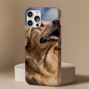 Pu&ograve; includere: Una custodia per telefono con un golden retriever che guarda il cielo. Il cane ha un mantello marrone chiaro ed &egrave; a fuoco. La custodia del telefono &egrave; bianca e ha un ritaglio per l'obiettivo della fotocamera.