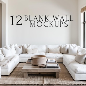 Peut inclure: Un canapé d'angle blanc avec une variété d'oreillers dans un salon. Une table basse en bois avec un panier tissé et des livres se trouve devant le canapé. Le mur derrière le canapé est blanc et porte le texte "12 BLANK WALL MOCKUPS".