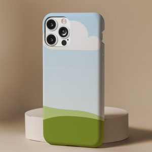 Pu&ograve; includere: Una custodia per telefono con un design a cielo blu e erba verde. La custodia ha una nuvola bianca e un ritaglio per l'obiettivo della fotocamera.