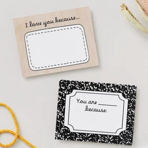 Puede incluir: Dos tarjetas en blanco para escribir mensajes. La tarjeta superior es de madera con el texto "Te amo porque..." y un borde de línea discontinua alrededor de un espacio en blanco. La tarjeta inferior es en blanco y negro con un patrón de papel de cuaderno y el texto "Eres ______ porque: ______".