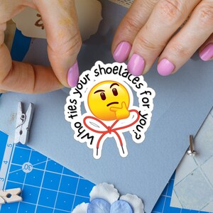 Sticker emoji sarcastique - sticker découpé parfait pour les ordinateurs portables et les bouteilles d'eau, cadeau humoristique pour un collègue de bureau