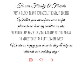 Può includere: Un'etichetta per bomboniere di matrimonio con un design a freccia rossa e cuore. Il testo recita "To our Family & Friends JUST A QUICK THANK YOU BEFORE THE NIGHT BEGINS Whether you came from near or far please know how appreciative we are WE FILLED THIS BAG WITH SOME GOODIES FOR YOU TO EAT TO MAKE YOUR STAY A LITTLE MORE SWEET We are so happy you chose to stay & help us celebrate our wedding day!"
