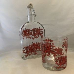 Welsh Dragon-ontwerpen op slo-gin-fles en groot bekerglas met zware bodem