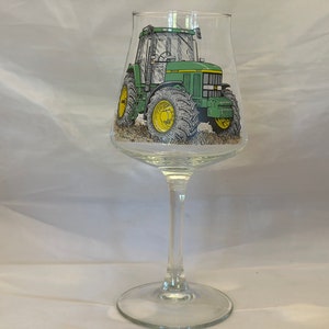 John Deere traktordesigner på högt, härdat vinglas med räfflad topp