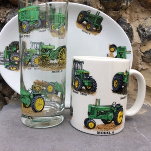 Diseños de tractores John Deere en un juego de refrigerios de cerámica y cristalería de 3 piezas