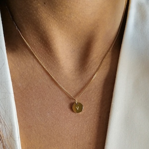 Colar de moeda personalizado, colar com pingente inicial, colar de corrente cubana à prova d'água de ouro, joias com monograma, presente de aniversário, pingente de carta