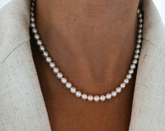 Round pearl knotted necklace