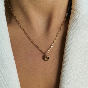 Collar con dije de disco inicial, cadena con clip de papel y letra, collar de moneda personalizado, joyería con monograma, regalo para ella, regalo para él