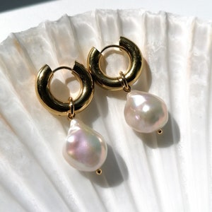 Große Perlen Creolen, große Barique Perlen Ohrringe, Flameball Perlenschmuck, Geschenk für sie Bild 1