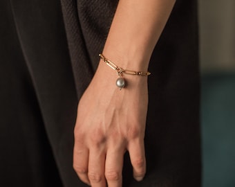 Link chain barcelet with gray pearl charm, PVD gold plated stainless steel jewelry