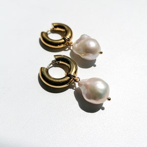 Große Perlen Creolen, große Barique Perlen Ohrringe, Flameball Perlenschmuck, Geschenk für sie Bild 2