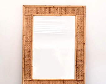 Hecho a mano en la década de 1960, este gran espejo rectangular de bambú francés de mediados de siglo aporta un toque de elegancia artesanal a cualquier espacio.