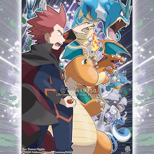 Puede incluir: Una ilustración digital de un entrenador de pelo rojo con un atuendo azul y rojo, de pie frente a un grupo de Pokémon. Los Pokémon incluyen un Charizard, un Blastoise, un Gyarados, un Seadra, un Kingdra y un Dragonair. El texto "@Tails1950 (Artwork by Tom Higgins" está en la parte inferior de la imagen.