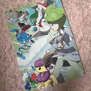 Può includere: Un allenatore con i capelli verdi con un Pokémon blu e bianco, un Pokémon coniglio blu, un Pokémon verde e rosso, un Pokémon viola e giallo e un Pokémon grigio e bianco. L'allenatore tiene una Pokéball rossa e bianca.