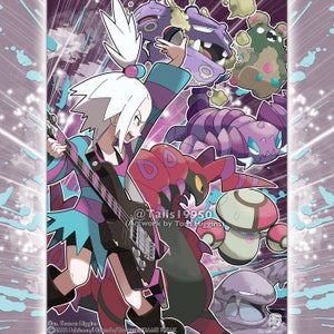 Op de afbeelding: Een digitale illustratie van een vrouwelijk personage met wit haar en een roze en blauwe outfit die een elektrische gitaar bespeelt. Het personage wordt omringd door zes verschillende Pokémon, waaronder een paarse en groene Venomoth, een paarse en zwarte Glalie, een paarse en zwarte Drapion, een rode en zwarte Scizor, een groene en bruine Golem en een paarse en witte Forretress.