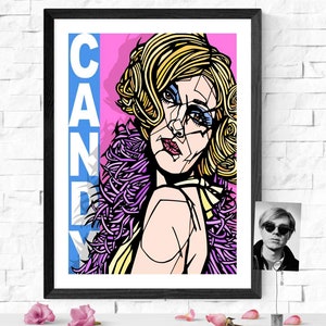 Puede incluir: Una ilustración colorida de estilo pop art de una mujer con cabello rubio y un boa de plumas morado. El texto "CANDY" está en letras blancas sobre un fondo azul.
