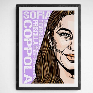 Może przedstawiać: Fioletowo-biały plakat ze stylizowaną ilustracją Sofii Coppoli. Plakat zawiera tekst "Sofia Coppola" białymi literami o postarzonym wyglądzie. Tekst jest ułożony pionowo i zawiera tytuły jej filmów: "Maria Antonina", "The Virgin Suicides", "Lost in Translation", "On the Rocks", "Somewhere" i "The Bling Ring".