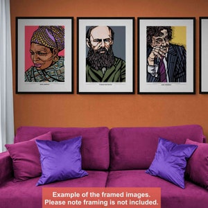 Peut inclure: Trois illustrations en noir et blanc encadr&eacute;es de personnes. Les illustrations sont de style minimaliste avec des lignes &eacute;paisses et des couleurs noir et blanc. Les illustrations sont accroch&eacute;es &agrave; un mur avec un fond orange. Les illustrations repr&eacute;sentent une femme avec un foulard, un homme avec une barbe et un homme avec des lunettes.