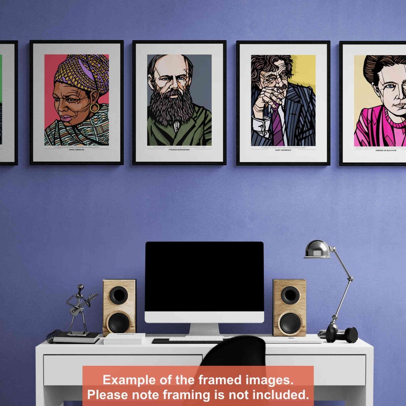 Peut inclure: Quatre illustrations encadr&eacute;es en noir et blanc de personnes c&eacute;l&egrave;bres. Les illustrations repr&eacute;sentent Maya Angelou, Fiodor Dosto&iuml;evski, Alan Turing et Marie Curie. Les cadres sont sur un mur violet clair au-dessus d'un bureau blanc avec un ordinateur, des haut-parleurs et une lampe.