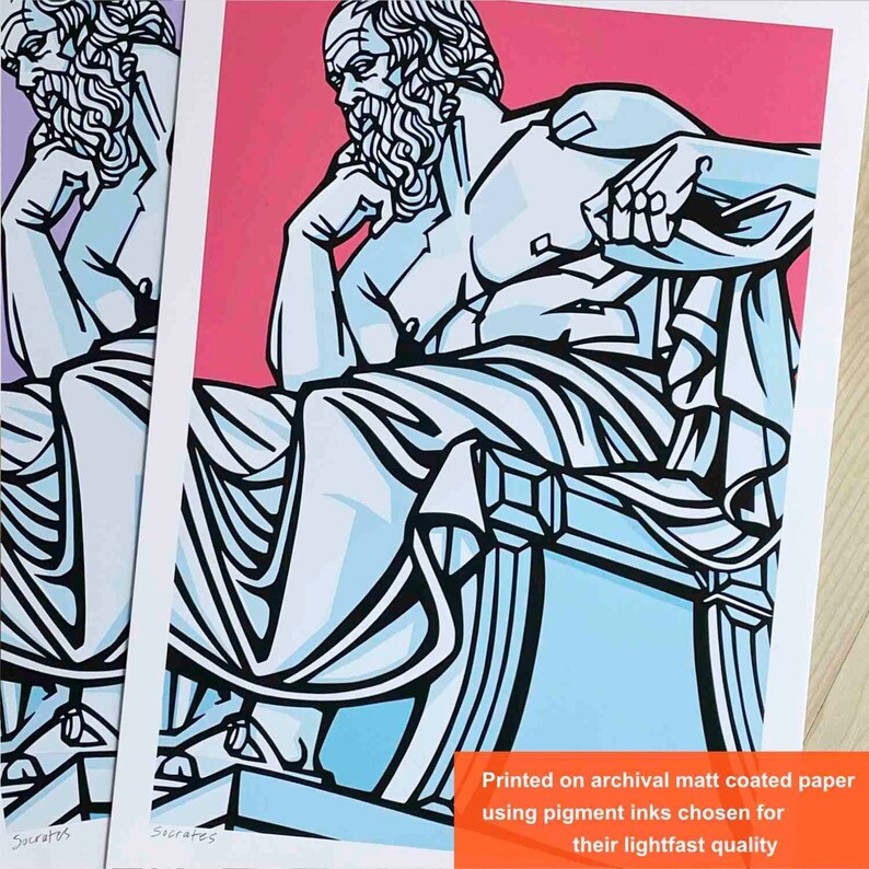 Puede incluir: Una ilustraci&oacute;n en blanco y negro de S&oacute;crates, un fil&oacute;sofo griego, sentado en un trono. La ilustraci&oacute;n est&aacute; impresa en papel mate de archivo con tintas pigmentadas elegidas por su resistencia a la luz.