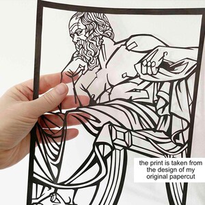 Puede incluir: Arte de papel recortado en blanco y negro de un hombre sentado en una silla. La impresi&oacute;n se toma del dise&ntilde;o de mi recorte de papel original.