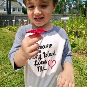 Quelqu'un à Long Island m'aime. Chemise enfant grise image 2