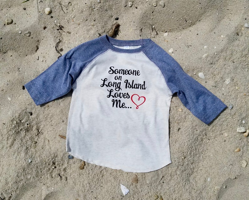 Quelqu'un à Long Island m'aime. Chemise enfant grise image 1