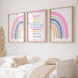 Könnte beinhalten: Drei gerahmte Kunstdrucke mit Regenbogen-Designs. Die Regenbogen haben rosa, blaue, lila und gelbe Farben. Ein Druck enthält den Text "I AM KIND, I AM BRAVE, I AM STRONG, I AM LOVED, I CAN DO HARD THINGS, I BELIEVE IN MYSELF, I AM AMAZING, I AM BEAUTIFUL, I AM HELPFUL, I AM Annabel."