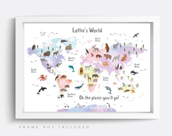 Peut inclure: Une carte du monde colorée avec des animaux de différents continents. La carte est peinte dans des tons d'aquarelle rose, bleu et vert. Le texte "Lottie's World" et "Oh the places you'll go!" est imprimé sur la carte.