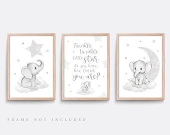 Op de afbeelding: Drie afdrukbare kinderkamerkunstprints met een grijze olifant met een ster, een halve maan en de tekst "Twinkle twinkle little star do you know how loved you are?"