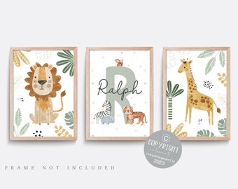 Può includere: Tre stampe d'arte per l'asilo stampabili con un leone, una giraffa e una lettera R con il nome Ralph e animali della giungla. Le stampe hanno uno sfondo bianco con fogliame verde e giallo e pois neri e bianchi.